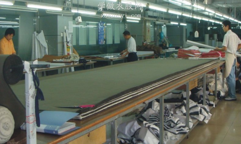 服装工厂是怎样用电剪刀在裁床上批量裁切布料的？