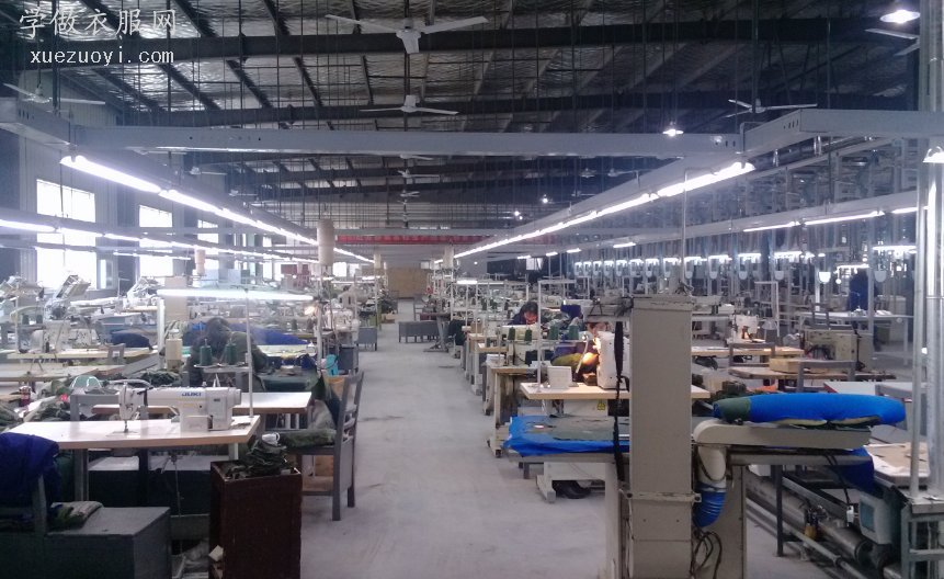 服装工厂的缝纫车间,尾部工作情况和面辅料仓库