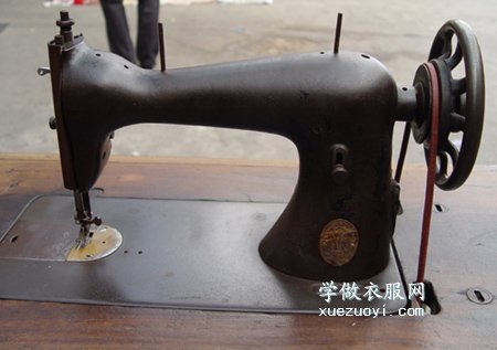 民国年间生产的胜家牌SINER古董缝纫机,值很多钱