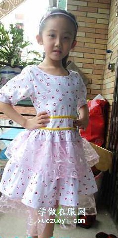 小女孩的短袖粉色纱水玉连衣裙