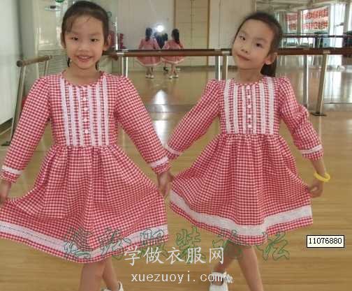 双胞胎女儿的连衣裙子秀